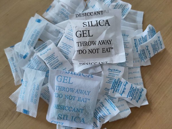 Keine gute Idee: Silica-Gel entzieht dem Käse Feuchtigkeit - und darunter leidet die Qualität. - © VZ NRW/dpa-tmn