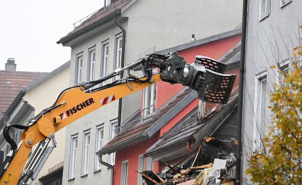 Die Feuerwehr verhinderte, dass das Feuer auf Nachbargebäude übergriff. - © Bernd Weißbrod/dpa