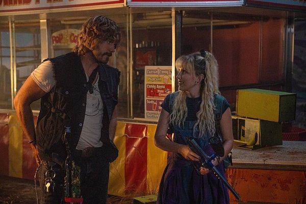 In einem verlassenen Einkaufszentrum finden Keats (Chris Pratt) und Michelle (Millie Bobby Brown) Zuflucht bei skurrilen, aber freundlichen Robotern. - © -/Netflix /dpa