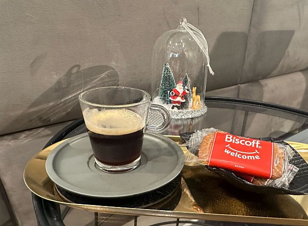 Ein Espresso und ein Karamellkeks dazu. So wird das serviert - hier in einem Berliner Friseursalon. (Archivbild) - © Gregor Tholl/dpa