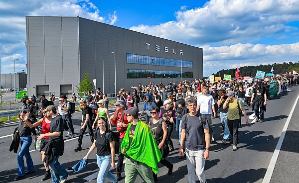 Protestzug gegen Tesla in Grünheide. - © Patrick Pleul/dpa