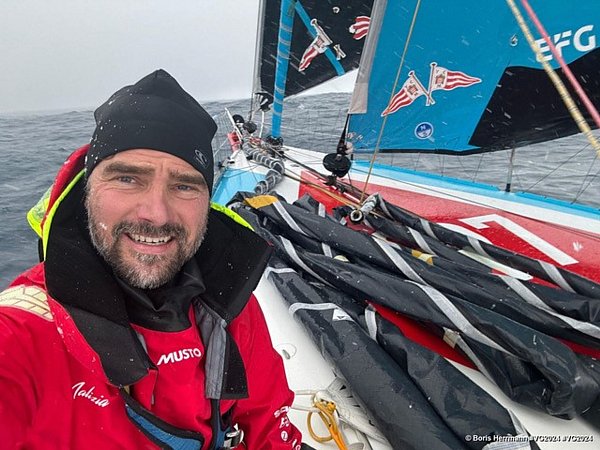Segler Boris Herrmann ist nach 80 Tagen im Ziel. - © Boris Herrmann/VG2024/dpa