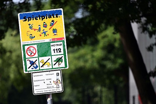 So sehen viele Kölner Spielplatz-Schilder bislang aus - ihre Stunden sind womöglich gezählt. - © Federico Gambarini/dpa