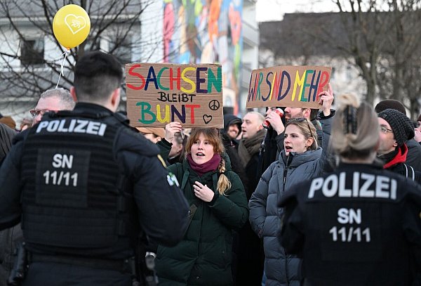 Hunderte Menschen haben in Chemnitz gegen Rechtsextremismus demonstriert. - © Hendrik Schmidt/dpa