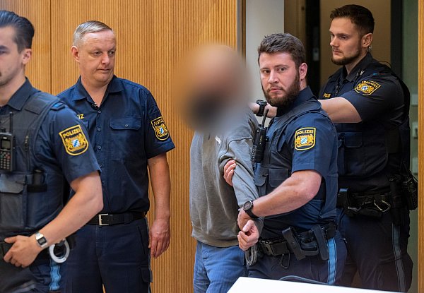 Am ersten Tag des Prozesses war der Hauptangeklagte in Hand- und Fußfesseln hereingeführt worden. (Archivfoto) - © Peter Kneffel/dpa