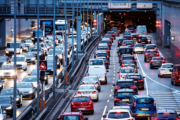 Straßenverkehr ist eine Hauptquelle von Feinstaub. - © Matthias Balk/dpa