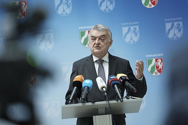 NRW-Innenminister Herbert Reul (CDU) warnt vor einer rechtsextremen Unterwanderung der Anti-Corona-Maßnahmen-Demos. - © picture alliance/dpa