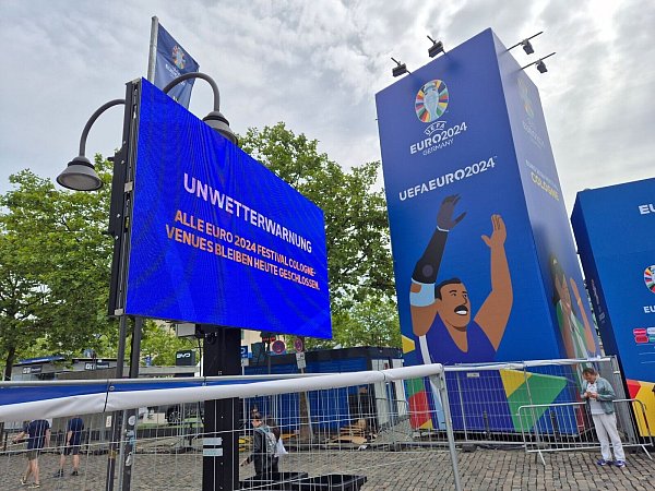 Einige Fanzonen bleiben heute wegen drohender schwerer Unwetter geschlossen. Dazu zählt auch die Fanzone in Köln. - © Sascha Thelen/dpa