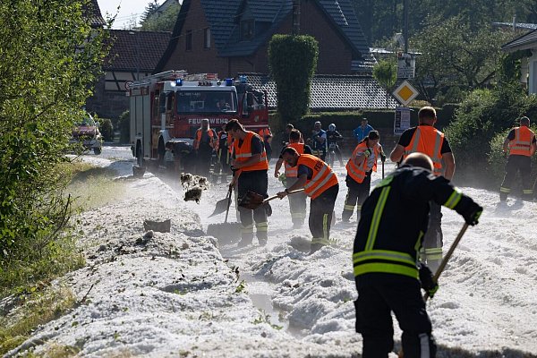 Innerhalb einer Viertelstunde überfluteten teils vier Zentimeter große Hagelkörner Straßen in Hildburghausen in Thüringen. - © Steffen Ittig/NEWS5/dpa