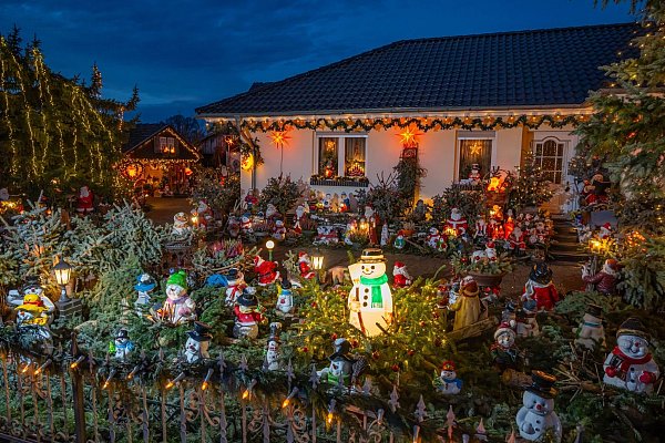 Lichterketten, Leuchtsterne sowie Hunderte Weihnachts- und Schneemänner können Besucher im Hof von Gisela Liebsch und Gerd Mörl im brandenburgischen Straupitz bewundern. - © Patrick Pleul/dpa