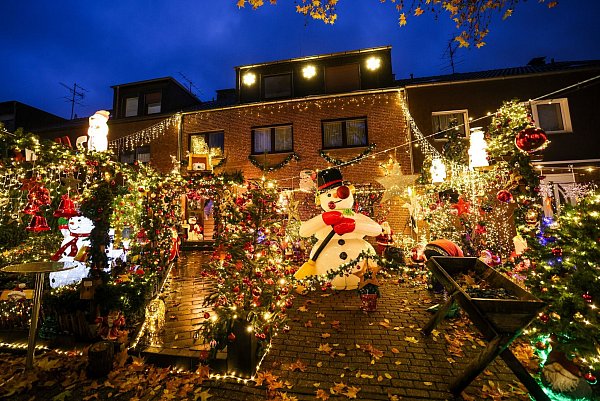 300 Liter Glühwein hat Dirk van Acken aus Oberhausen geordert - Hunderte Würstchen und 50 Kästen Bier. - © Christoph Reichwein/dpa