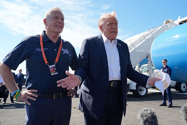 US-Präsident Trump (r) trifft mit der Air Force One zu seinem Besuch beim Ryder Cup ein. - © Alex Brandon/AP/dpa
