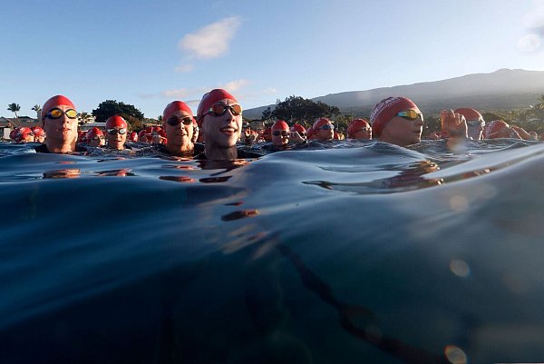 Athletinnen im Wasser. - © Sean M. Haffey/Getty Images for IRONMAN/dpa