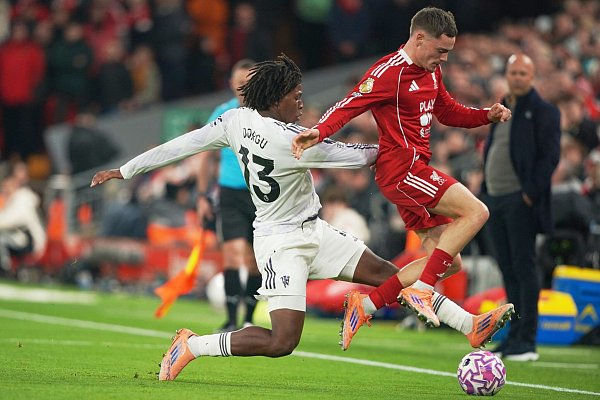 Kam gegen Manchester United erneut nur von der Bank: Liverpools Florian Wirtz (r). - © Ian Hodgson/AP/dpa