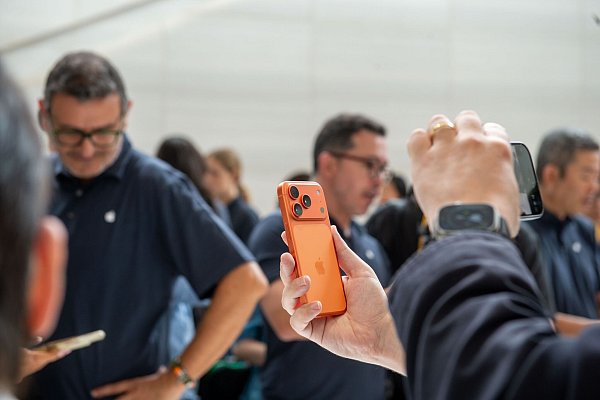 Das iPhone 17 Pro in der neuen Farbe Orange bekam besondere Aufmerksamkeit. - © Andrej Sokolow/dpa