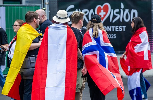 Die Fans fiebern mit. - © Jens Büttner/dpa