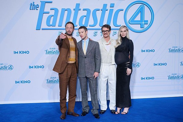 Die Schauspieler Ebon Moss-Bachrach (l-r), Joseph Quinn, Pedro Pascal und Vanessa Kirby präsentierten ihren neuen Film in Berlin. - © Annette Riedl/dpa