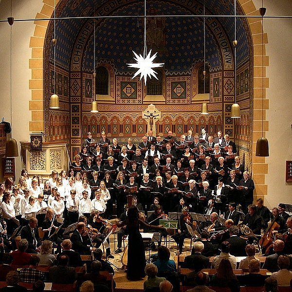 Dieses Bild entstand bei einem Konzert der Kantorei im vergangenen Jahr. Im Vordergrund ist Chorleiterin Elvira Haake zu sehen. - © FOTO: NW