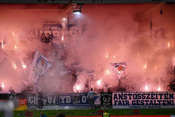 Wegen des Abbrennens von Pyrotechnik durch Hoffenheim-Anhänger mussten beide Mannschaften das Spielen kurz einstellen. - © Harry Langer/dpa