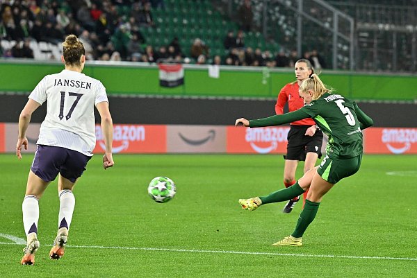 Ella Peddemors trifft zum 1:1 für den VfL Wolfsburg. - © Swen Pförtner/dpa