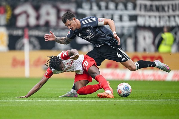 Freiburg und Frankfurt lieferten sich ein intensives Bundesliga-Duell. - © Harry Langer/dpa