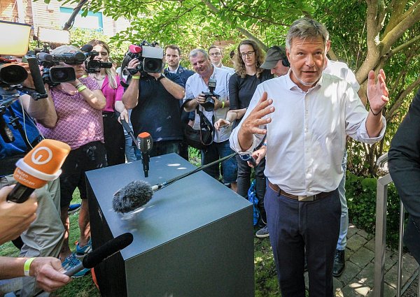 Wirtschaftsminister Robert Habeck (Grüne) warb zuletzt erneut für Wärmepumpen. - © Focke Strangmann/dpa