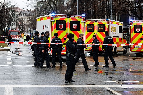 Der Vorfall gegen 10.30 Uhr löste einen Großeinsatz aus. - © Matthias Balk/dpa
