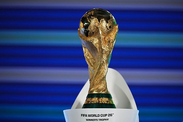 Insgesamt 48 Nationen spielen 2026 um den goldenen WM-Pokal. - © Christian Charisius/dpa