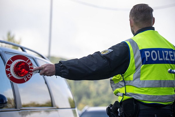 Binnengrenzkontrollen sind im Schengen-Raum eigentlich nicht vorgesehen. (Archivbild) - © Harald Tittel/dpa