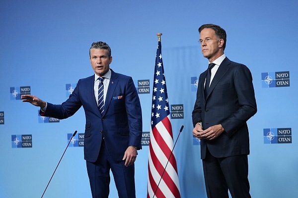 Will, dass die Europäer US-Waffenlieferungen für die Ukraine bezahlen: US-Verteidigungsminister Pete Hegseth (l), hier mit Nato-Generalsekretär Mark Rutte. - © Virginia Mayo/AP/dpa