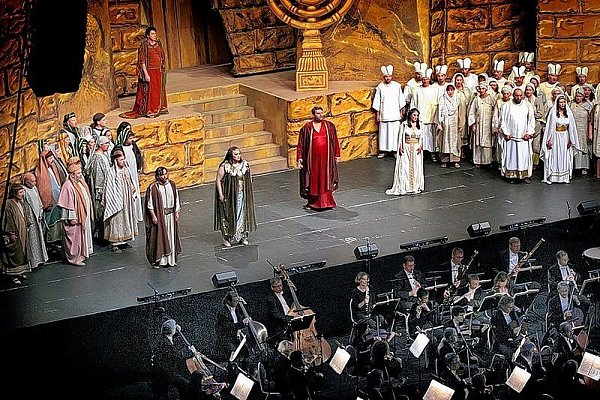Szene aus der "Nabucco"-Aufführung im Haller Gerry-Weber Stadion. - © FOTO: SARAH JONEK