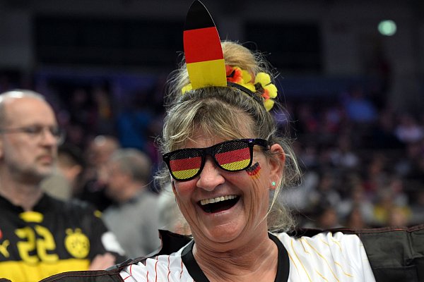 Trotz vieler leerer Plätze: gute Stimmung bei den deutschen Fans. - © Federico Gambarini/dpa