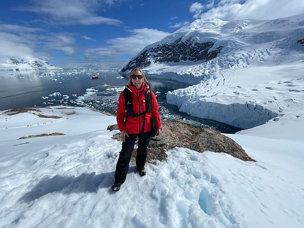 Die Professorin Anne Hardy von der Universität Tasmanien ist besorgt wegen der stark steigenden Besucherzahlen. - © Hanne Nielsen/Anne Hardy/dpa