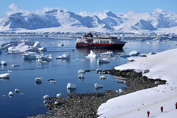 Mit einem Schiff die eisigen Gewässer der Antarktis zu befahren, ist für viele ein Traum. - © Anne Hardy/dpa