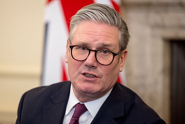 Der britische Premierminister Keir Starmer traf sich mit den Machern der Fernsehserie «Adolescence» sowie mit Wohlfahrtsverbänden und jungen Menschen in der Downing Street 10 in London, um sich die Erfahrungen der Kinder von heute anzuhören und die von der Fernsehserie aufgeworfenen Fragen zu erörtern. - © Jack Taylor/PA Wire/dpa