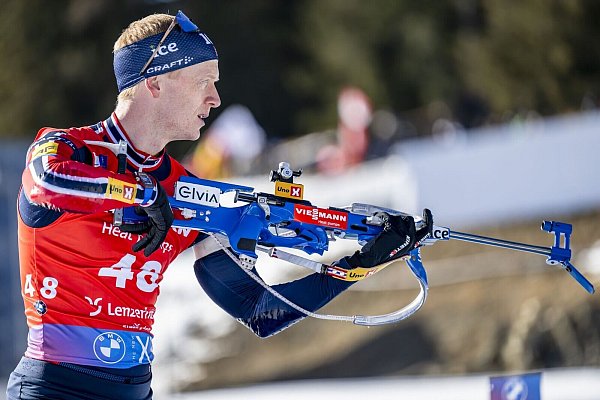 Überragte mal wieder alle: Der neue Rekordweltmeister Johannes Thingnes Bö. - © Gian Ehrenzeller/KEYSTONE/dpa