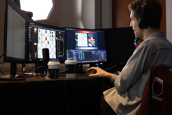 Wenn Daniel Naroditsky am Computer spielte, schauten viele Fans zu. (Archivbild) - © Kelly Centrelli/Charlotte Chess Center/AP/dpa