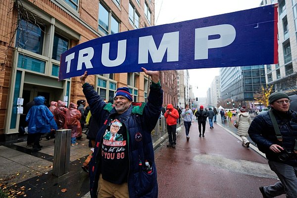 Trump-Unterstützer in Washington: Ein ungewöhnliches Bild in der sonst eher liberal geprägten Stadt an der Ostküste. - © Mike Stewart/AP/dpa