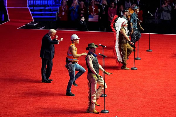Am Tag vor seiner Vereidigung steht Trump mit den Village People auf der Bühne. - © Alex Brandon/AP/dpa