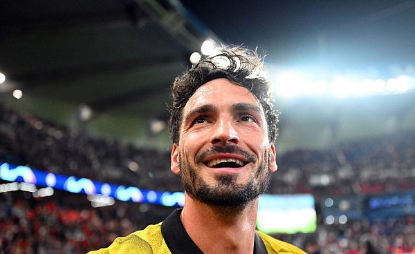 Mats Hummels präsentiert sich in Dortmund nochmal den Fans - © Robert Michael/dpa