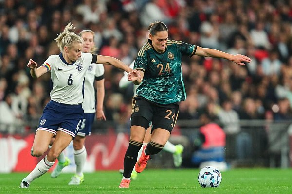 Mit Wucht: Giovanna Hoffmann (r) feierte im Sturmzentrum ein gelungenes Länderspiel-Debüt. - © Izzy Poles/News Images via ZUMA Press Wire/dpa