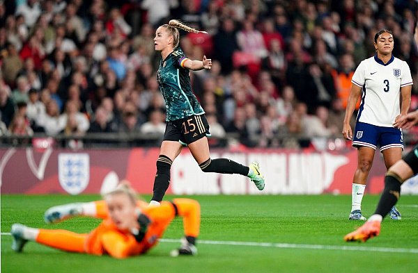 Durfte doppelt jubeln: Kapitänin Giulia Gwinn. - © Zac Goodwin/PA/AP