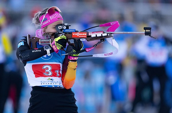 Stefanie Scherer kommt aus dem IBU-Cup und feiert einen Staffelsieg in der A-Liga. - © Sven Hoppe/dpa