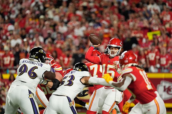 Patrick Mahomes führte die Kansas City Chiefs zu einem Auftaktsieg in der NFL - © Charlie Riedel/AP/dpa