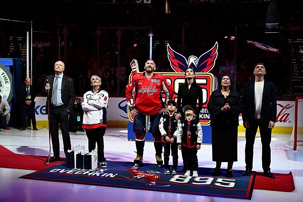 Owwtschkin wurde vor dem Spiel von Washington gegen Carolina für seine 895 NHL-Tore geehrt. - © Nick Wass/AP/dpa
