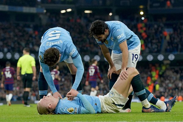 Erling Haaland (M) verletzte sich am Knie und musste ausgewechselt werden. - © Ian Hodgson/AP/dpa