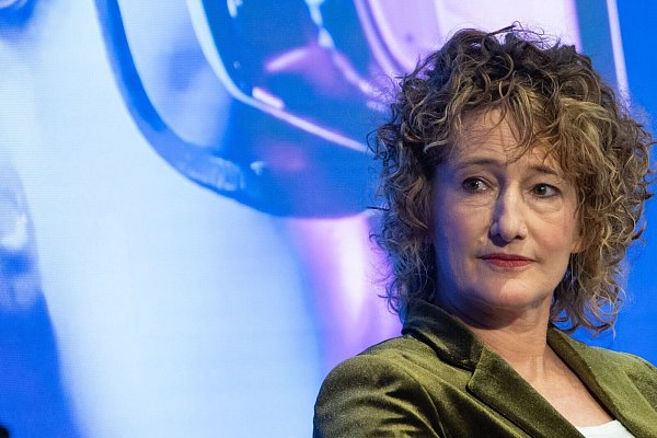 Berlinale-Intendantin Tricia Tuttle äußerte sich zum Vorfall auf einer Bühne während der Filmfestspiele. - © Sebastian Christoph Gollnow/dpa
