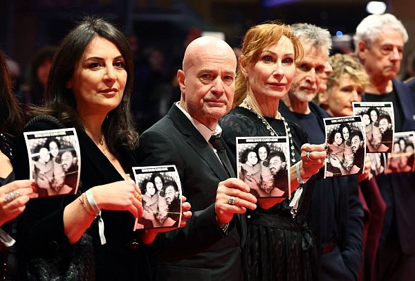 Tricia Tuttle (2.v.r.) beteiligte sich bei der Eröffnungsgala an einer Aktion auf dem roten Teppich, um auf die israelische Geisel David Cunio aufmerksam zu machen. (Archivbild) - © Christoph Soeder/dpa