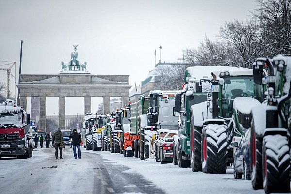 Einige Hundert Bauern mit ihren Traktoren und anderen Fahrzeugen demonstrieren auf der Straße des 17. Juni. - © Kay Nietfeld/dpa
