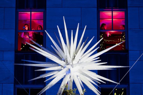 Die Lichter am Baum sind angeknipst. - © Yuki Iwamura/AP/dpa